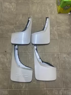 22894877 GMC Rear Mud Guard Driver Pearl Sierra