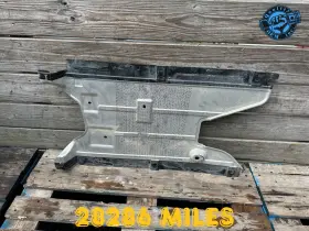 M8A211778BB JAGUAR / LAND ROVER Pace Velar Center Underbody