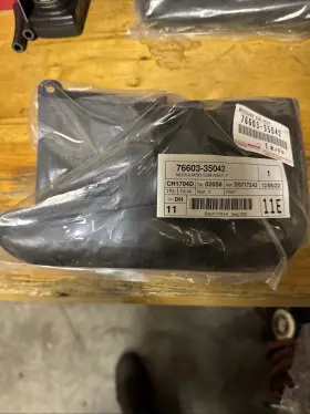 76603-35042 TOYOTA Right Front Mud Flap Guard Fj Cruiser