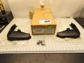 PU060-33012-R1 TOYOTA Rear Splash Guard Mud Flap Bag Kit
